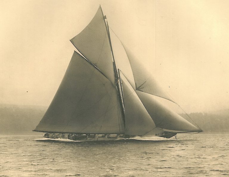 Image of Big Class racing cutter Satanita under full sail