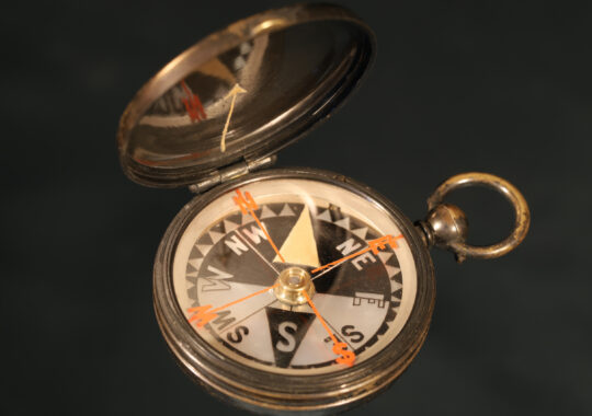 UNUSUAL VICTORIAN SINGER STYLE POCKET COMPASS BY BARKER c1880