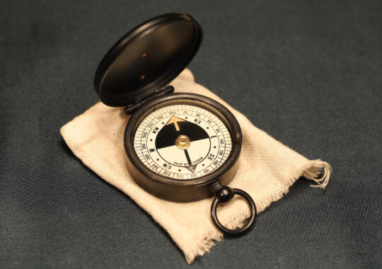 VERY GOOD FRANCIS BARKER POCKET COMPASS WITH RGS VARIANT DIAL c1905